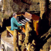 Какой музыкальный инструмент извлекает звуки из сталактитов одной американской пещеры?
